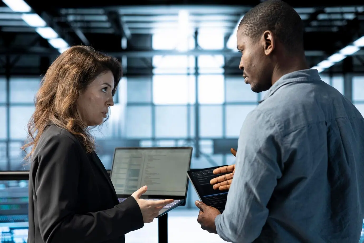 Инженеры в центре обработки данных используют устройства, применяющие модели машинного обучения.