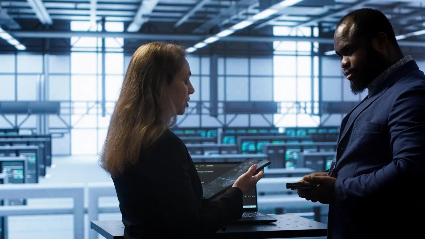 Коллеги, работая командой, в дата-центре заменяют компоненты стоечных систем хранения.