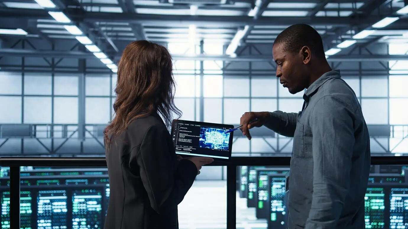 Разработчики программного обеспечения в дата-центре используют технологии искусственного интеллекта на планшете.